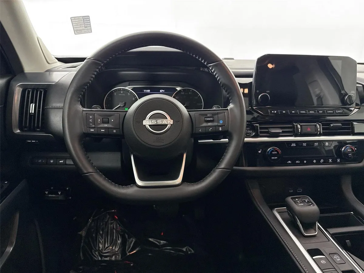 2025 Nissan Pathfinder SL thumbnail 31