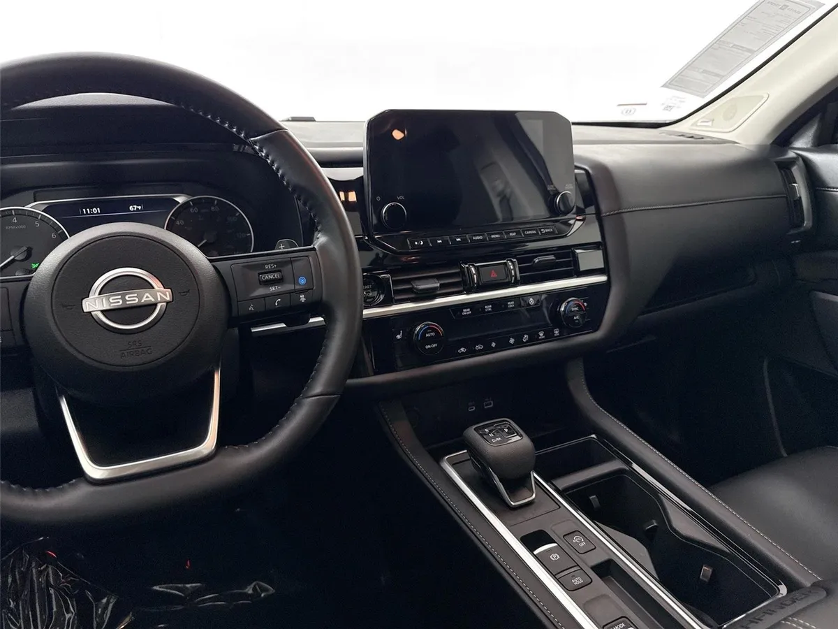 2025 Nissan Pathfinder SL thumbnail 32
