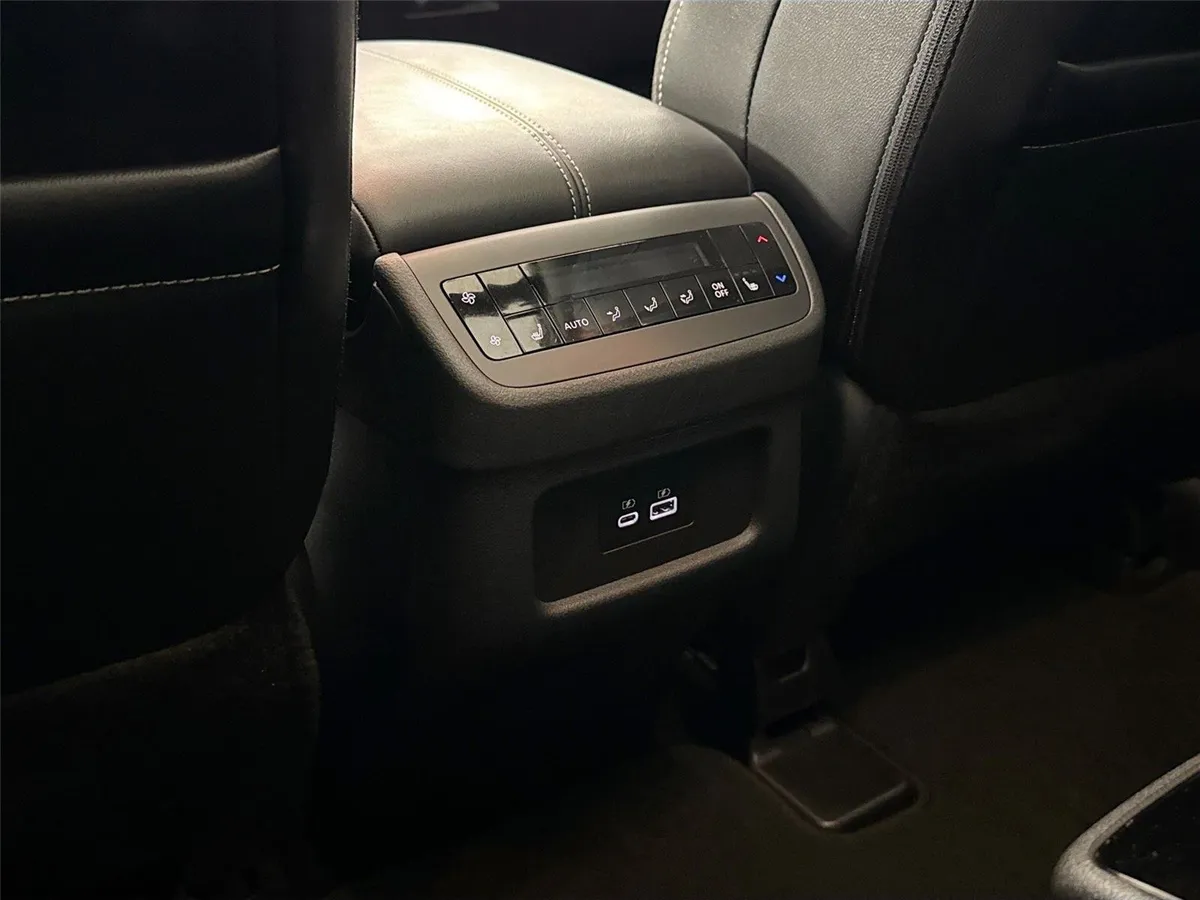 2025 Nissan Pathfinder SL thumbnail 34