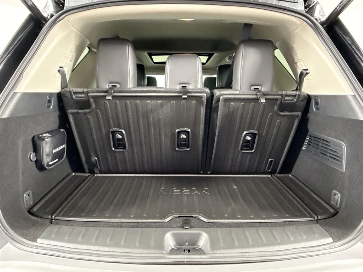 2025 Nissan Pathfinder SL thumbnail 37