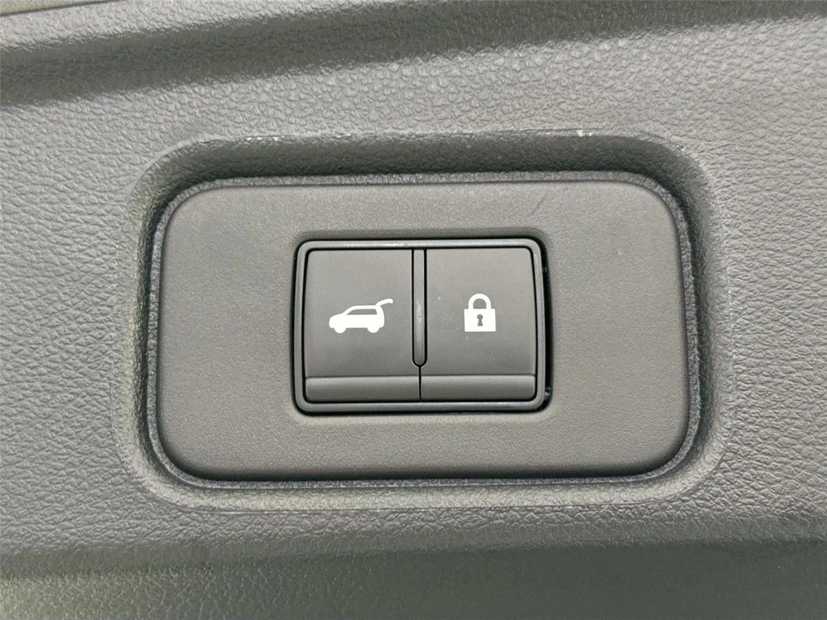 2025 Nissan Pathfinder SL thumbnail 38