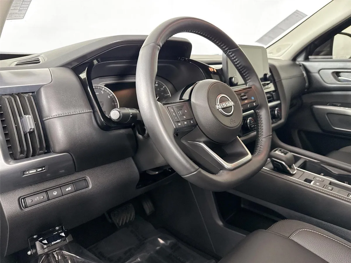 2025 Nissan Pathfinder SL thumbnail 4