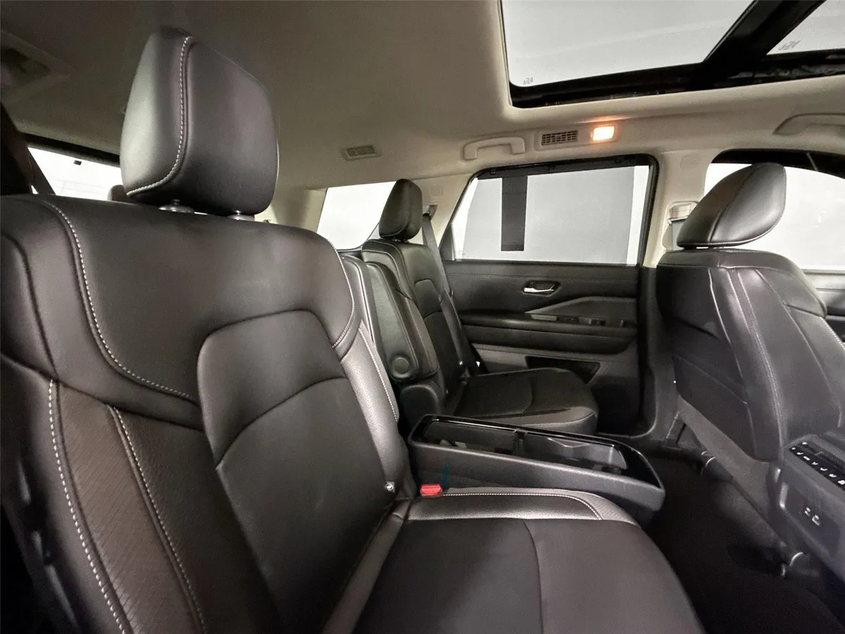 2025 Nissan Pathfinder SL thumbnail 40