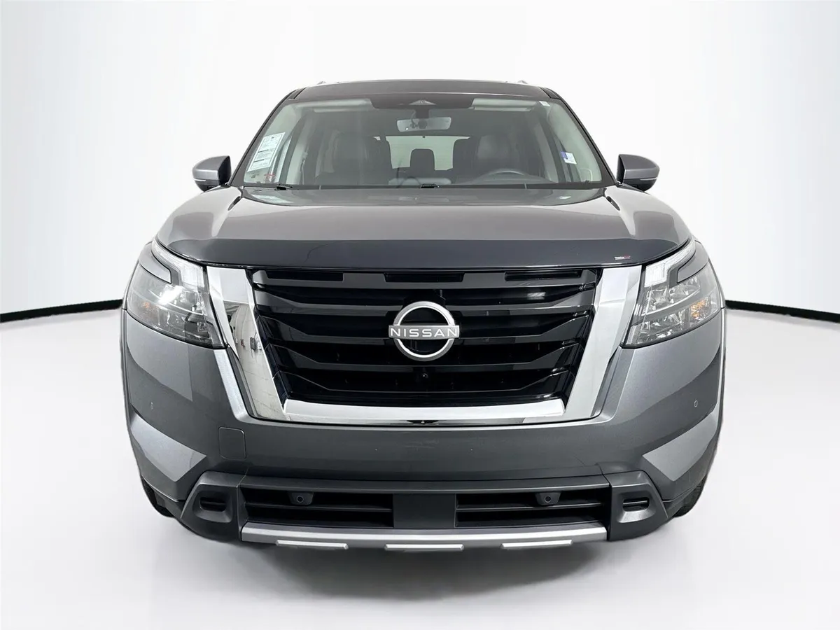 2025 Nissan Pathfinder SL thumbnail 9