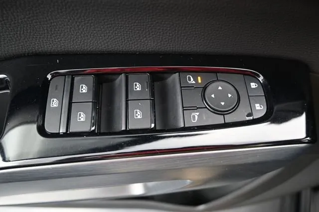 2025 Nissan Pathfinder SL thumbnail 11