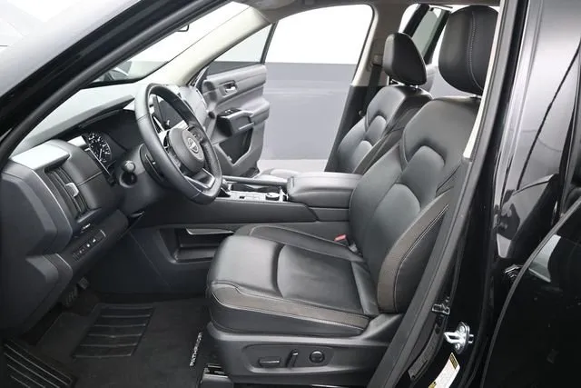 2025 Nissan Pathfinder SL thumbnail 13
