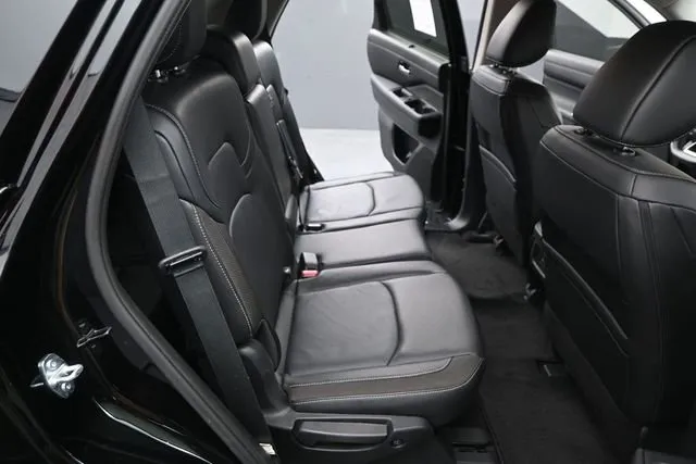 2025 Nissan Pathfinder SL thumbnail 16