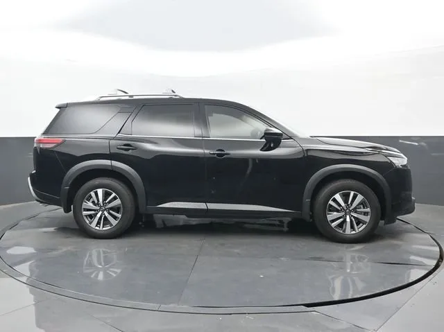 2025 Nissan Pathfinder SL thumbnail 2