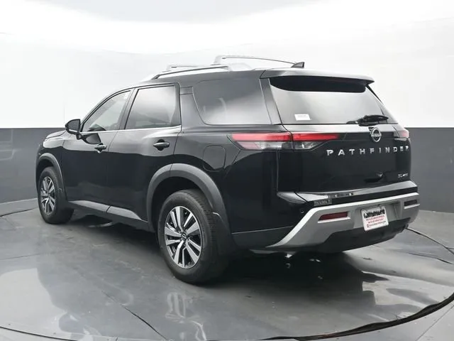 2025 Nissan Pathfinder SL thumbnail 3