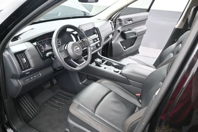 2025 Nissan Pathfinder SL thumbnail 6