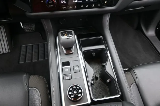2025 Nissan Pathfinder SL thumbnail 9