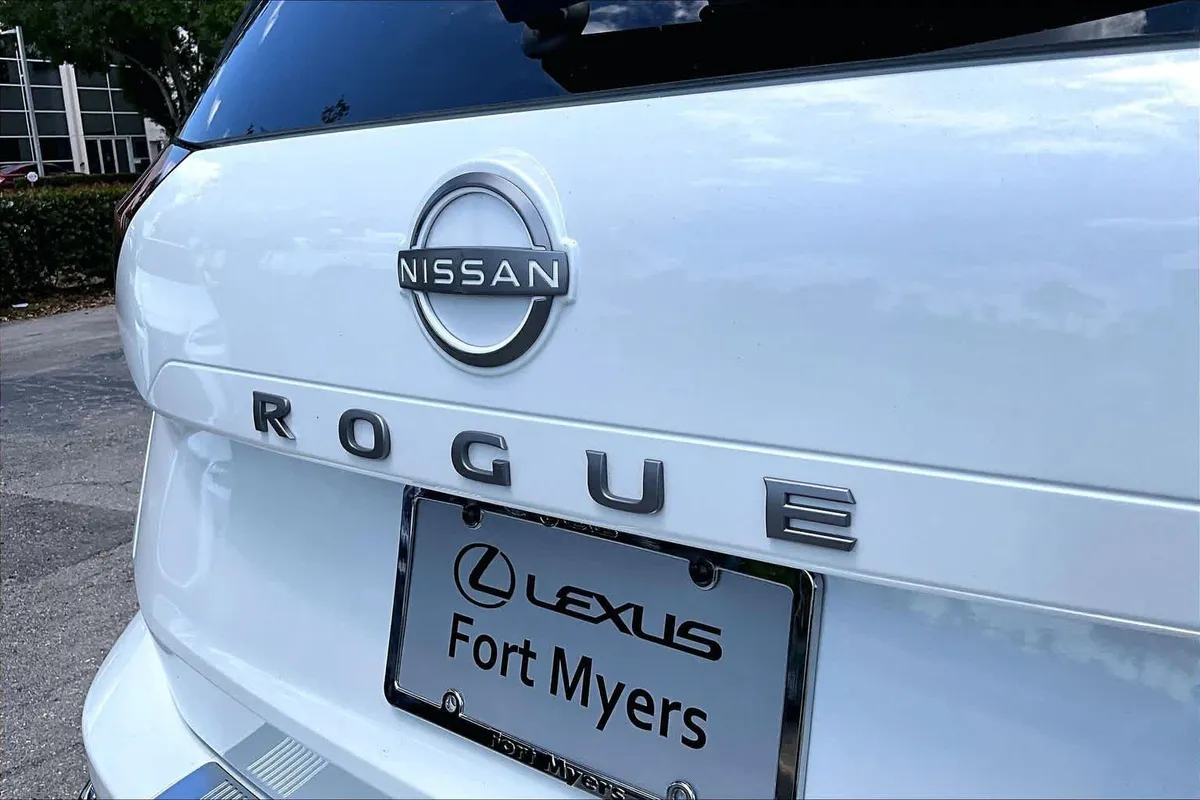 2025 Nissan Rogue Platinum thumbnail 10