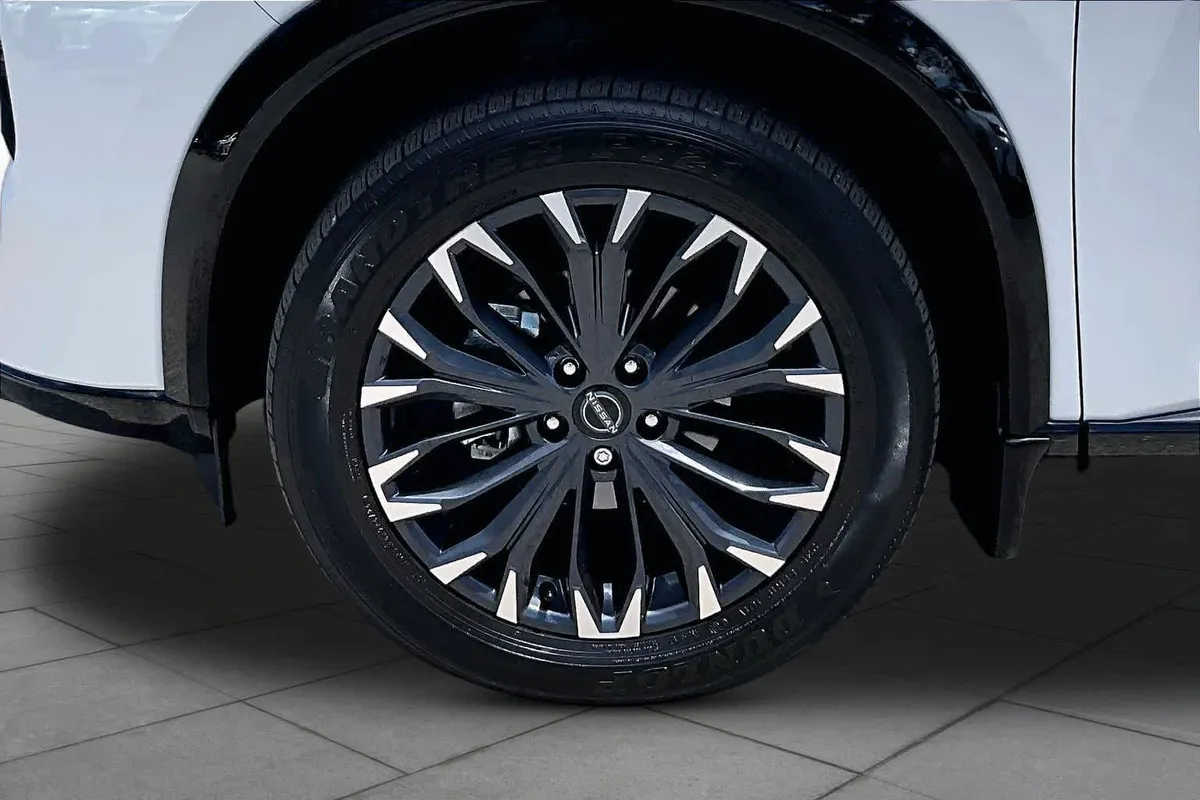 2025 Nissan Rogue Platinum thumbnail 11