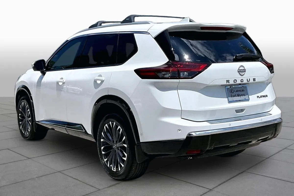 2025 Nissan Rogue Platinum thumbnail 12