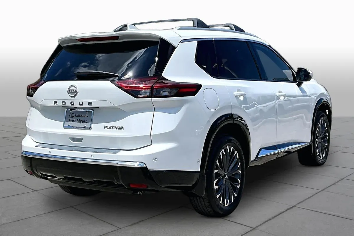 2025 Nissan Rogue Platinum thumbnail 13