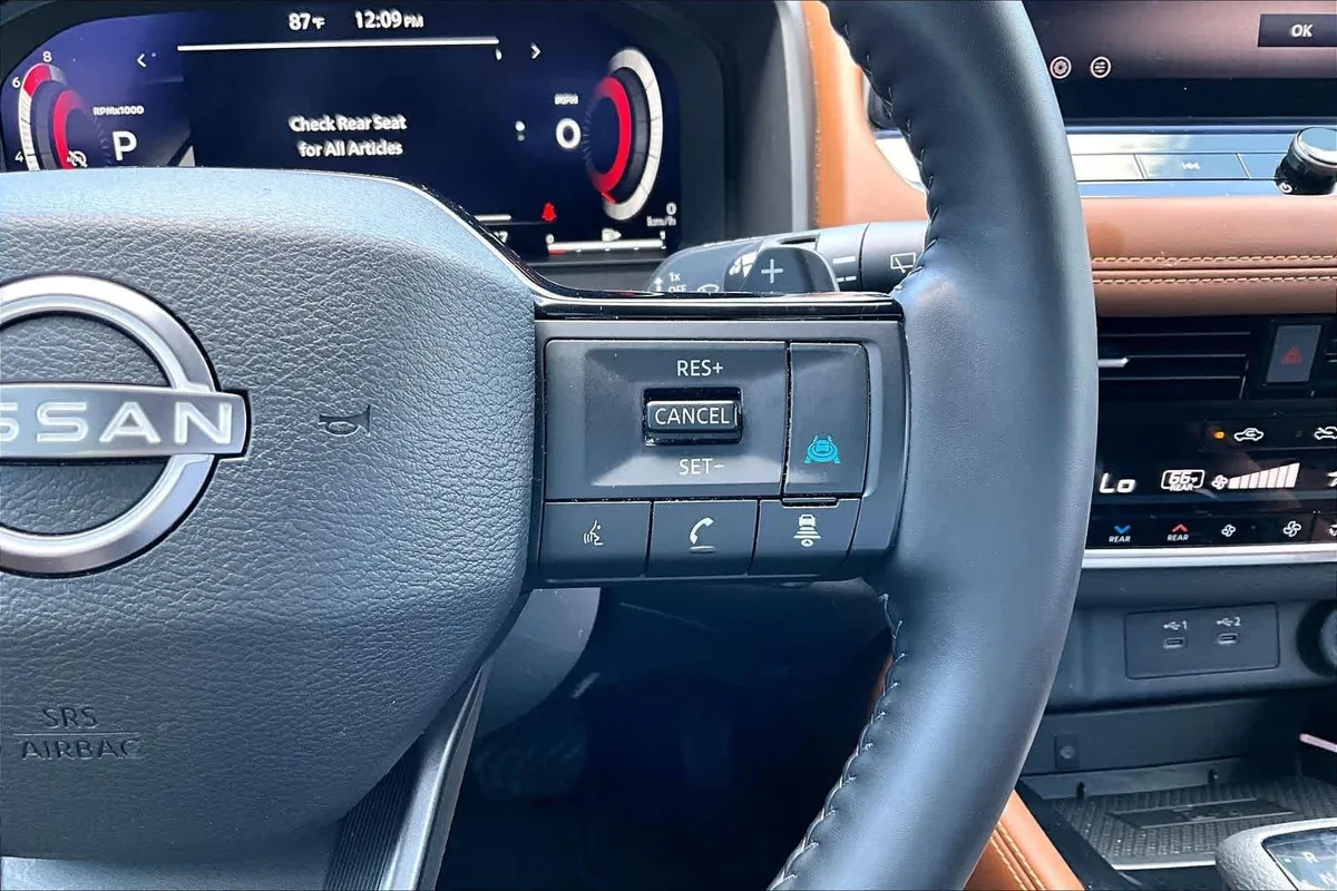 2025 Nissan Rogue Platinum thumbnail 23