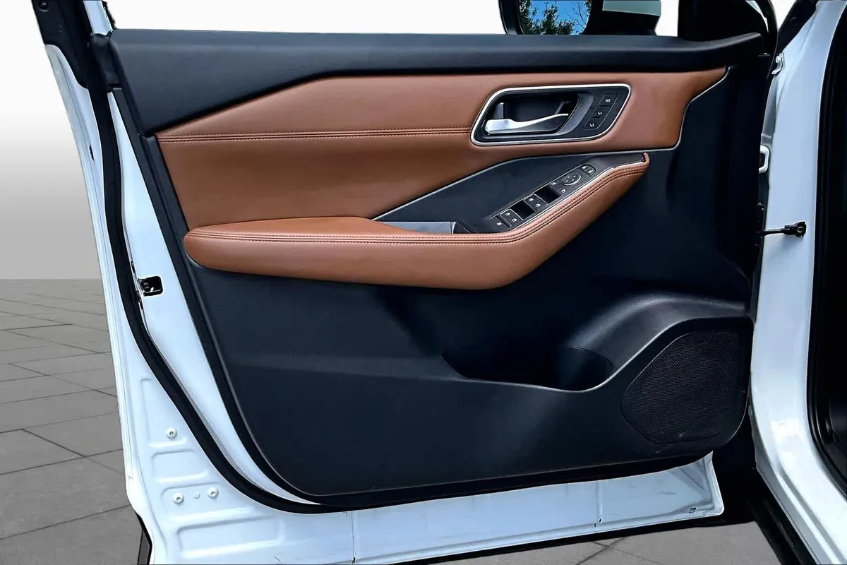 2025 Nissan Rogue Platinum thumbnail 26