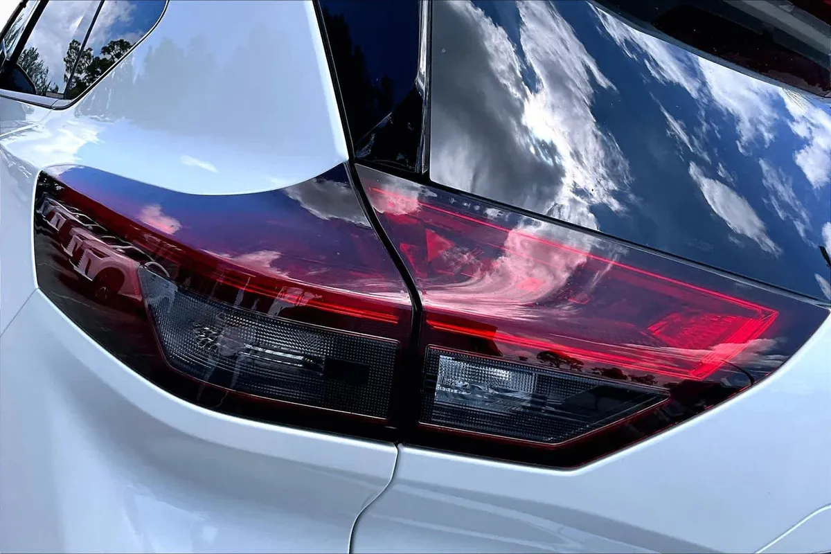 2025 Nissan Rogue Platinum thumbnail 29