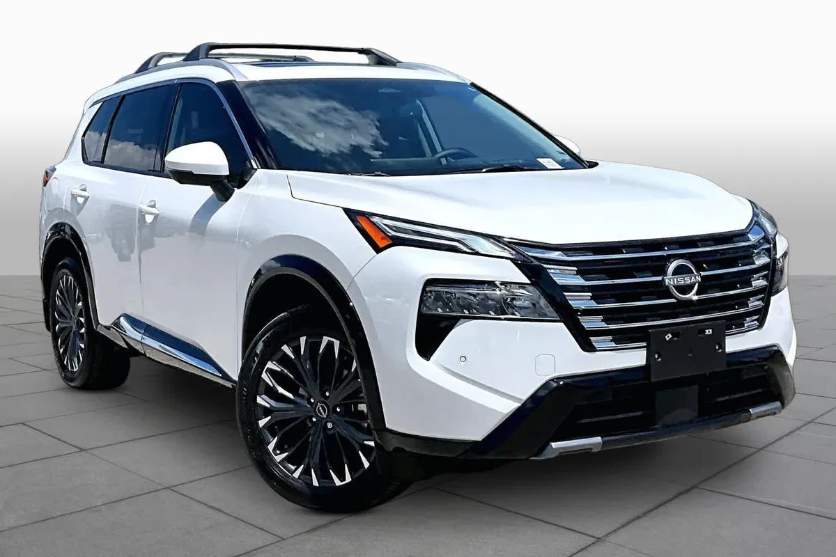 2025 Nissan Rogue Platinum thumbnail 3