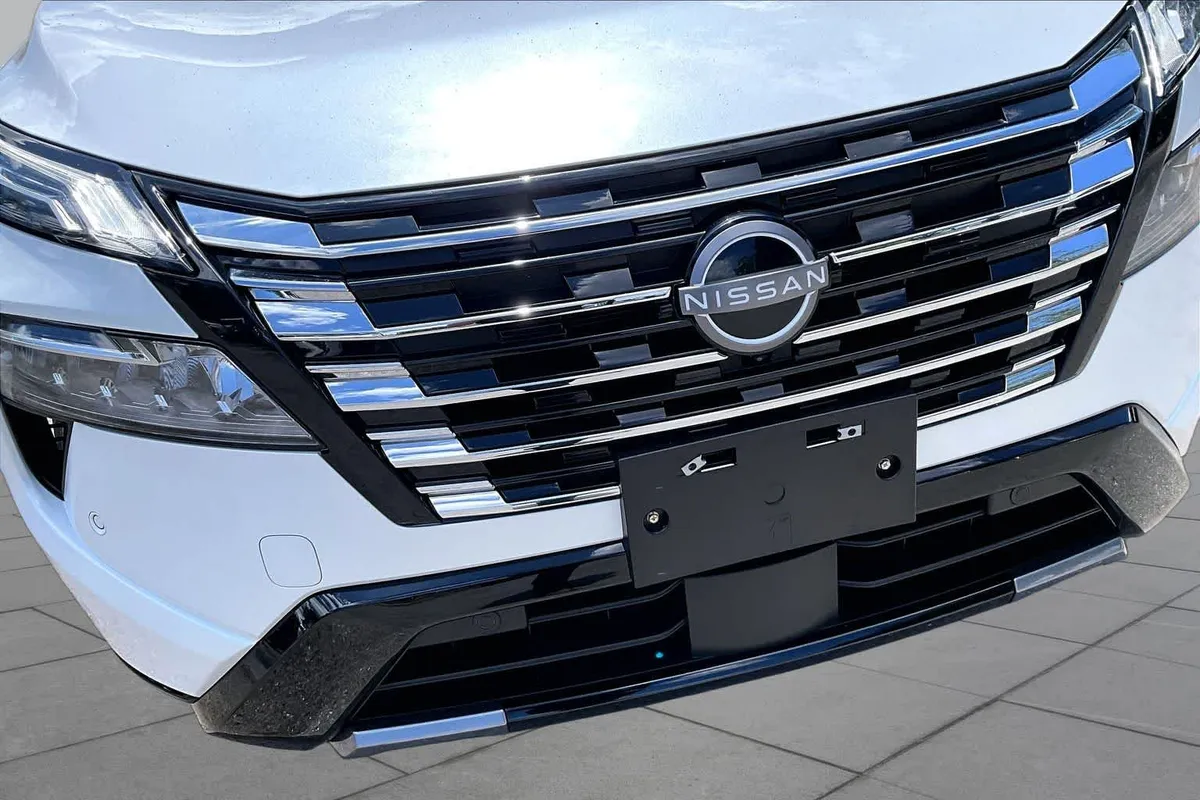 2025 Nissan Rogue Platinum thumbnail 30