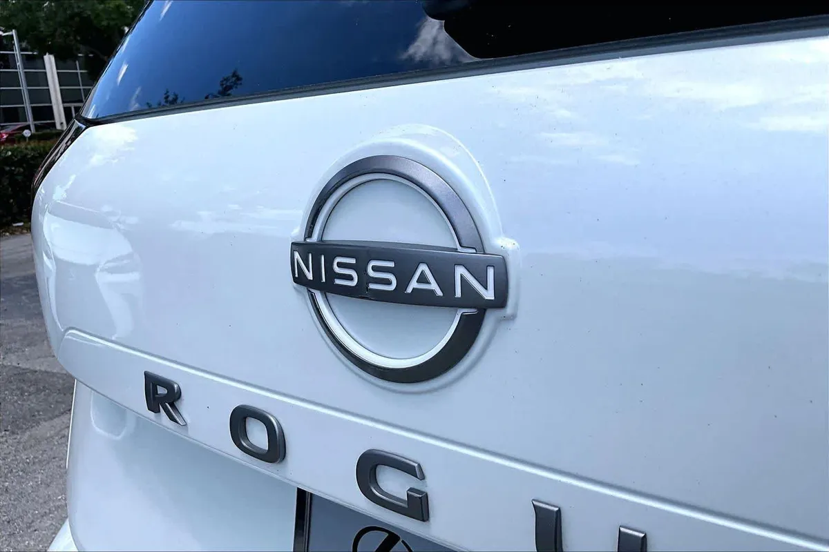 2025 Nissan Rogue Platinum thumbnail 31
