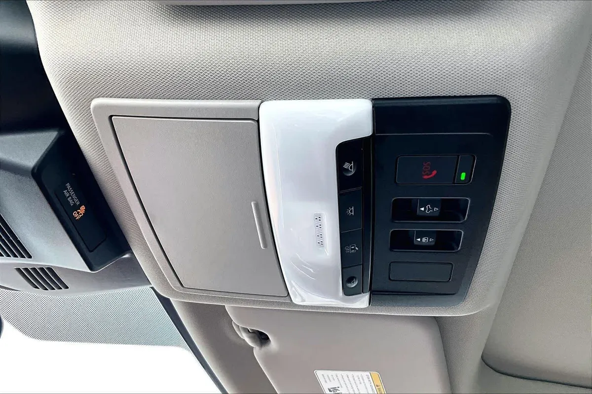 2025 Nissan Rogue Platinum thumbnail 32