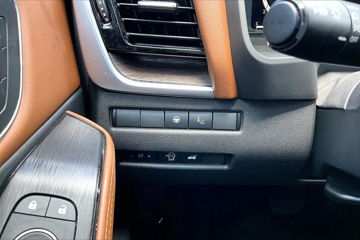 2025 Nissan Rogue Platinum thumbnail 34