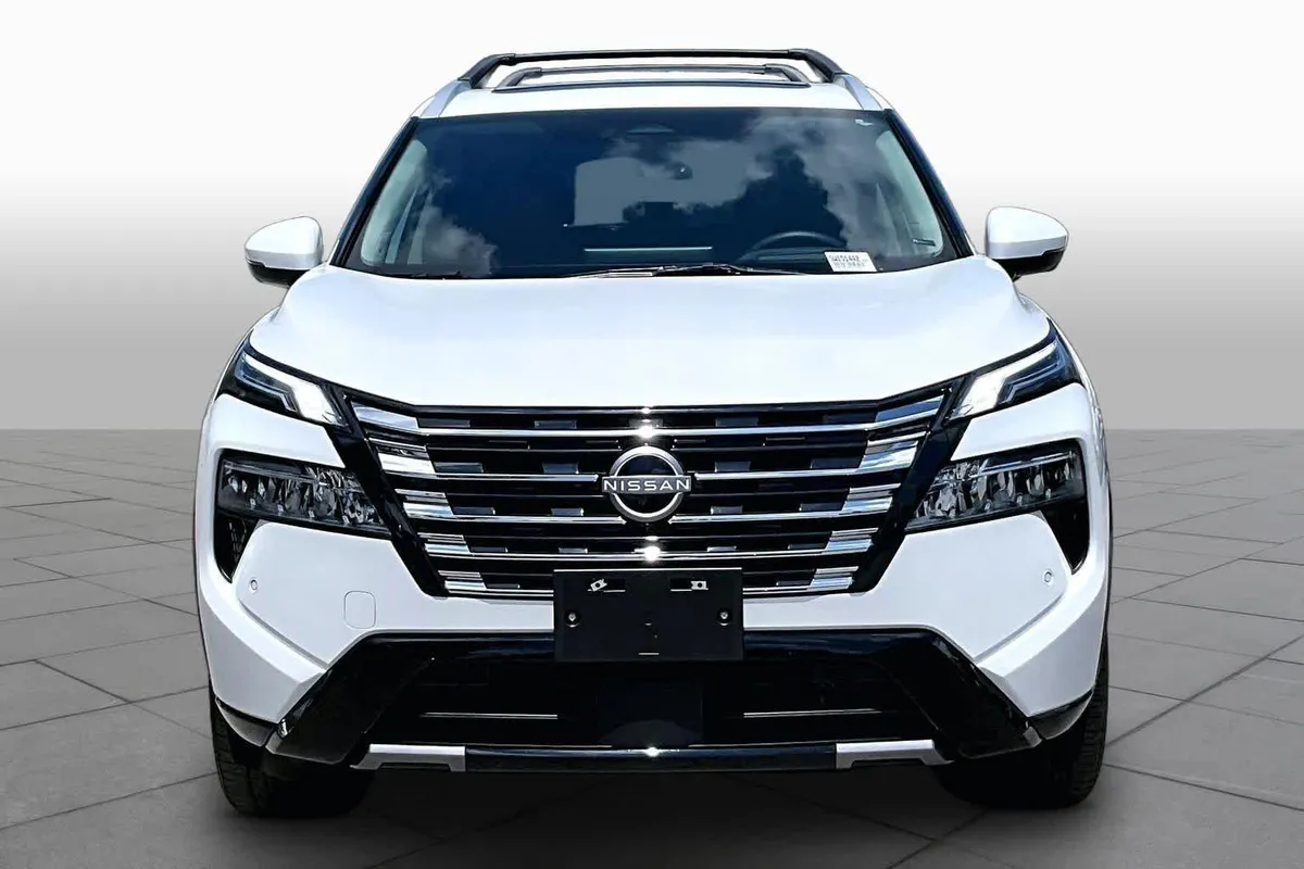 2025 Nissan Rogue Platinum thumbnail 4