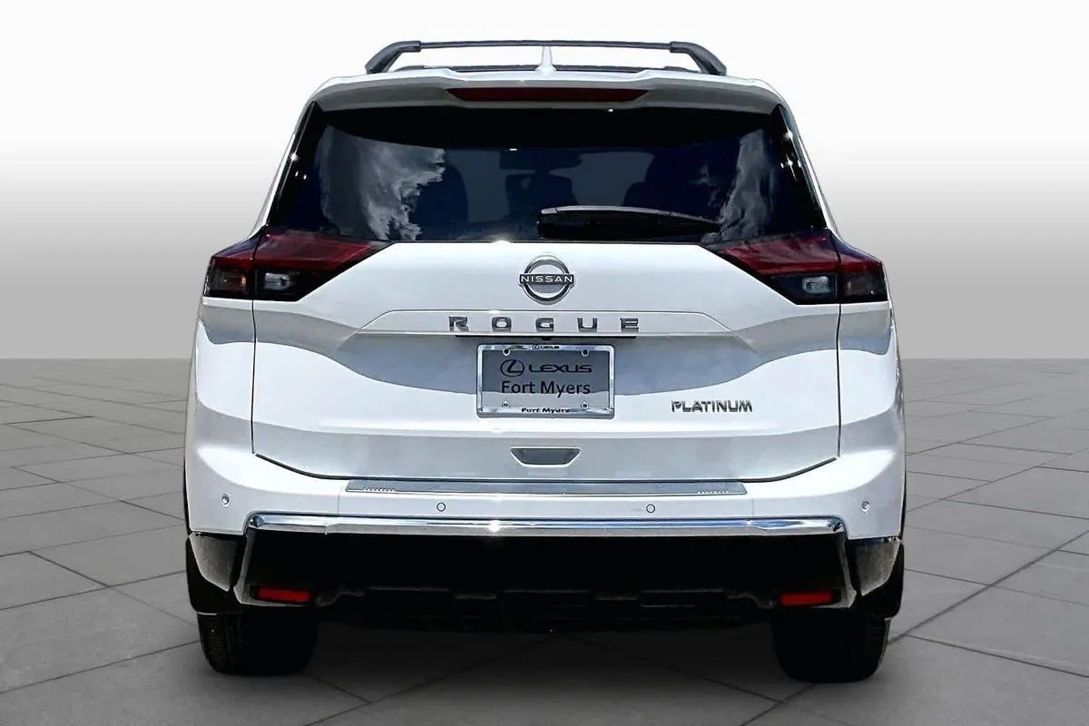 2025 Nissan Rogue Platinum thumbnail 5