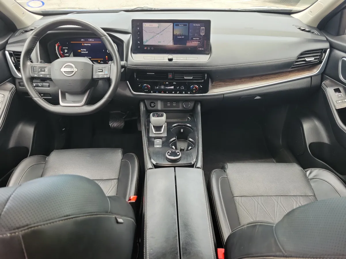 2025 Nissan Rogue Platinum thumbnail 10