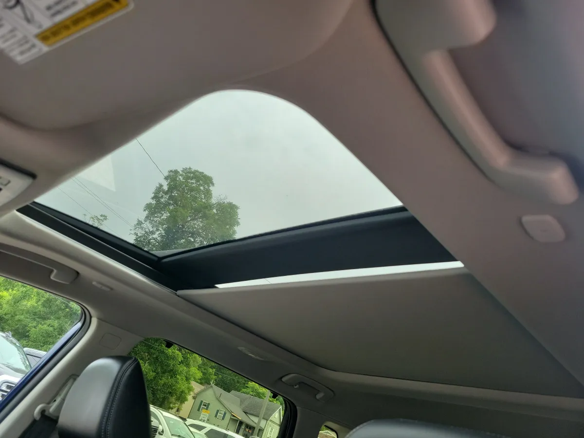 2025 Nissan Rogue Platinum thumbnail 11