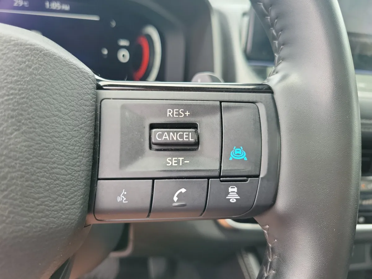 2025 Nissan Rogue Platinum thumbnail 18