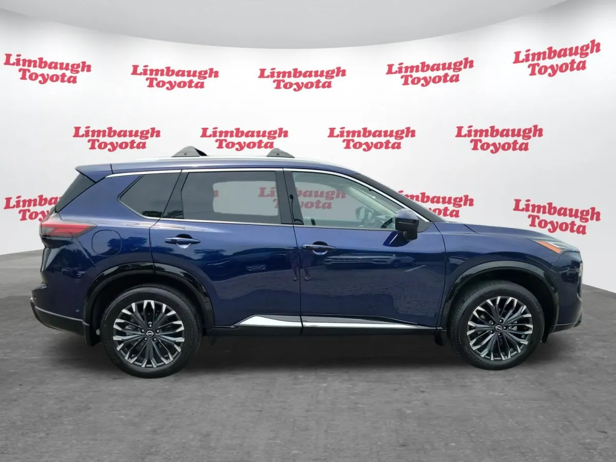 2025 Nissan Rogue Platinum thumbnail 23
