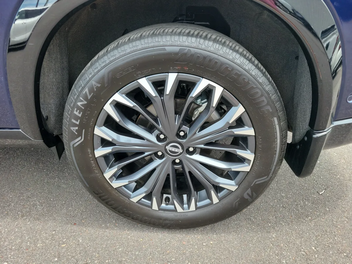 2025 Nissan Rogue Platinum thumbnail 27