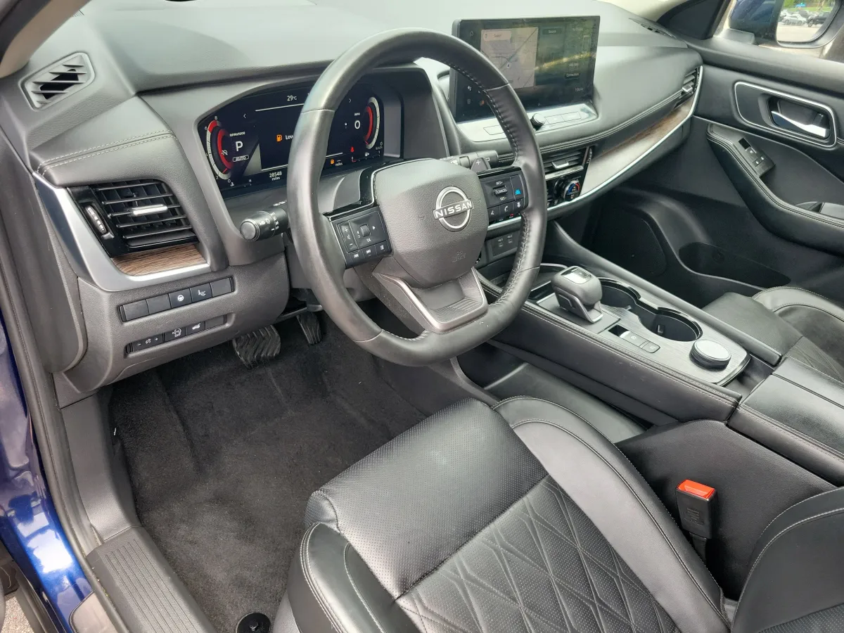 2025 Nissan Rogue Platinum thumbnail 4