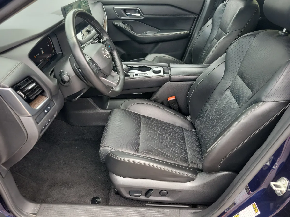 2025 Nissan Rogue Platinum thumbnail 5