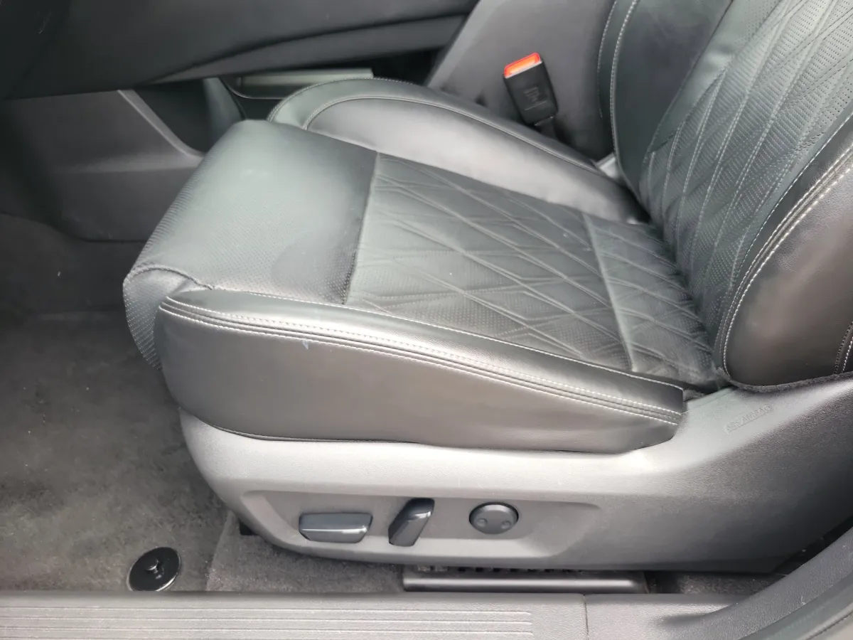 2025 Nissan Rogue Platinum thumbnail 6