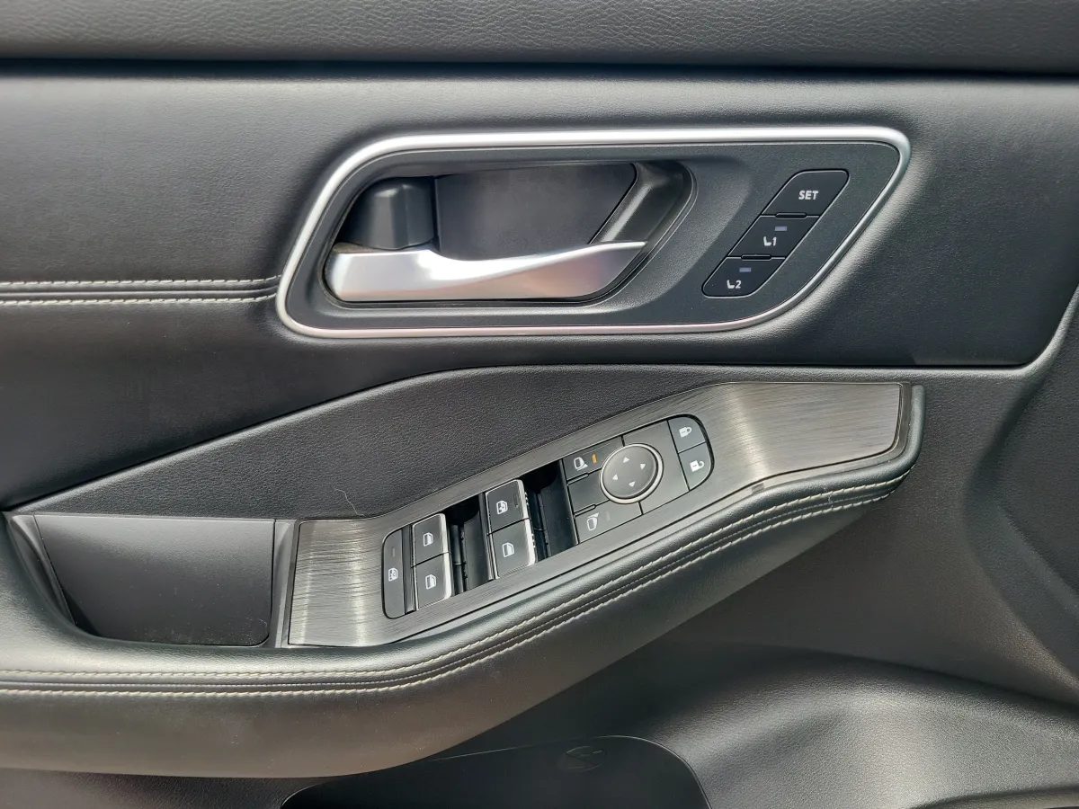 2025 Nissan Rogue Platinum thumbnail 7