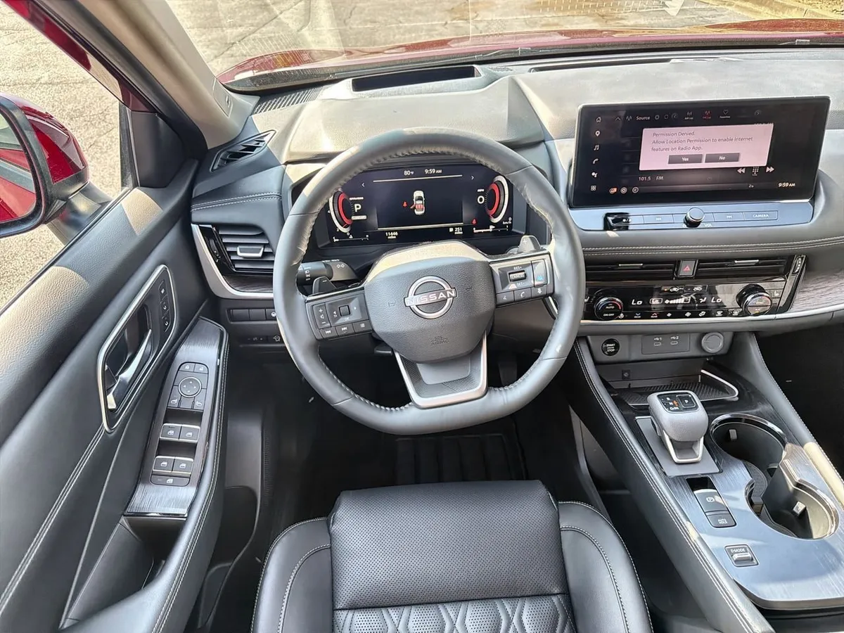 2025 Nissan Rogue Platinum FWD thumbnail 10