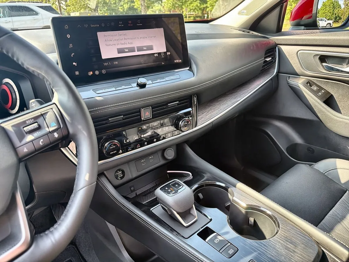 2025 Nissan Rogue Platinum FWD thumbnail 11