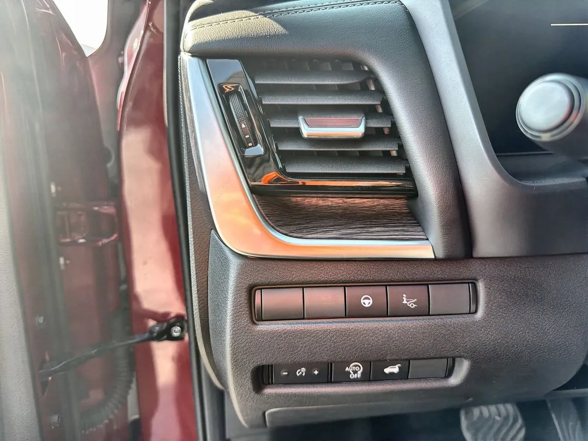 2025 Nissan Rogue Platinum FWD thumbnail 15