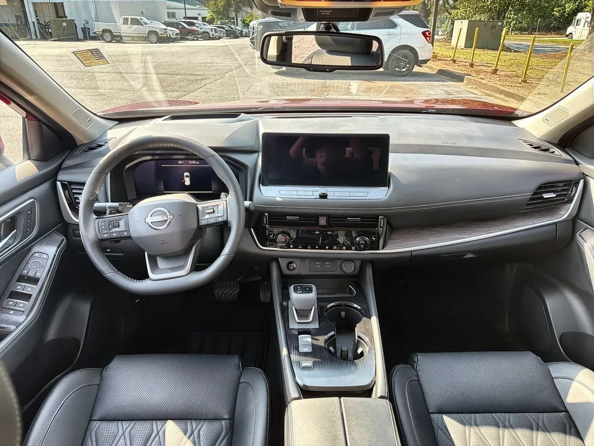 2025 Nissan Rogue Platinum FWD thumbnail 17