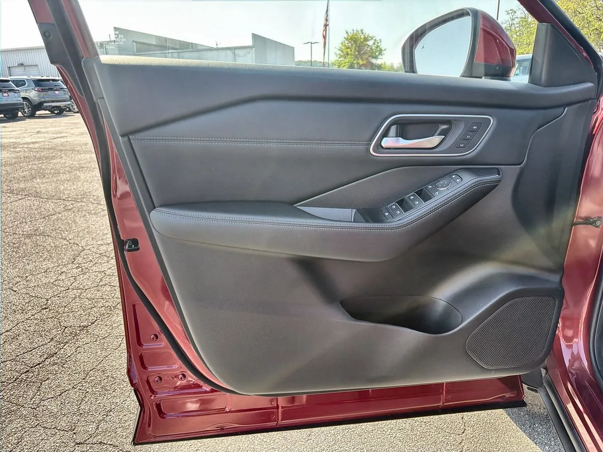 2025 Nissan Rogue Platinum FWD thumbnail 18