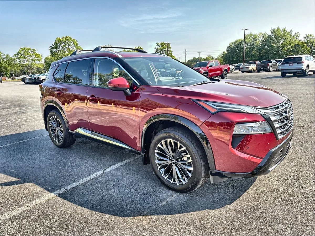 2025 Nissan Rogue Platinum FWD thumbnail 2