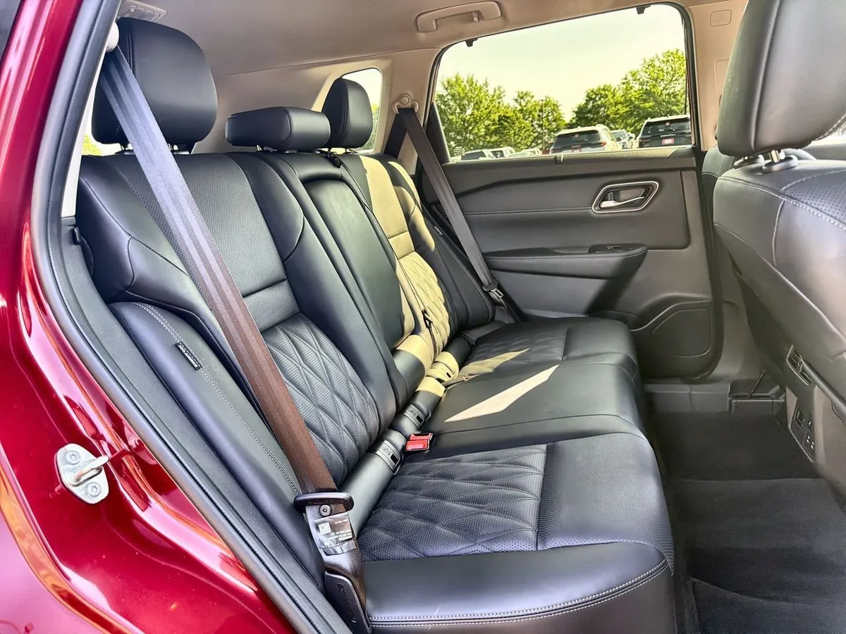 2025 Nissan Rogue Platinum FWD thumbnail 22