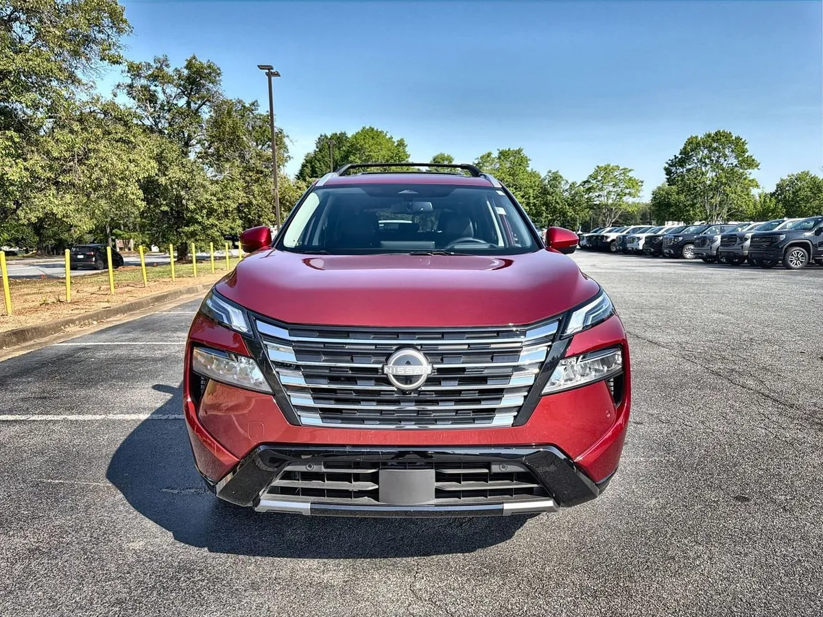 2025 Nissan Rogue Platinum FWD thumbnail 3
