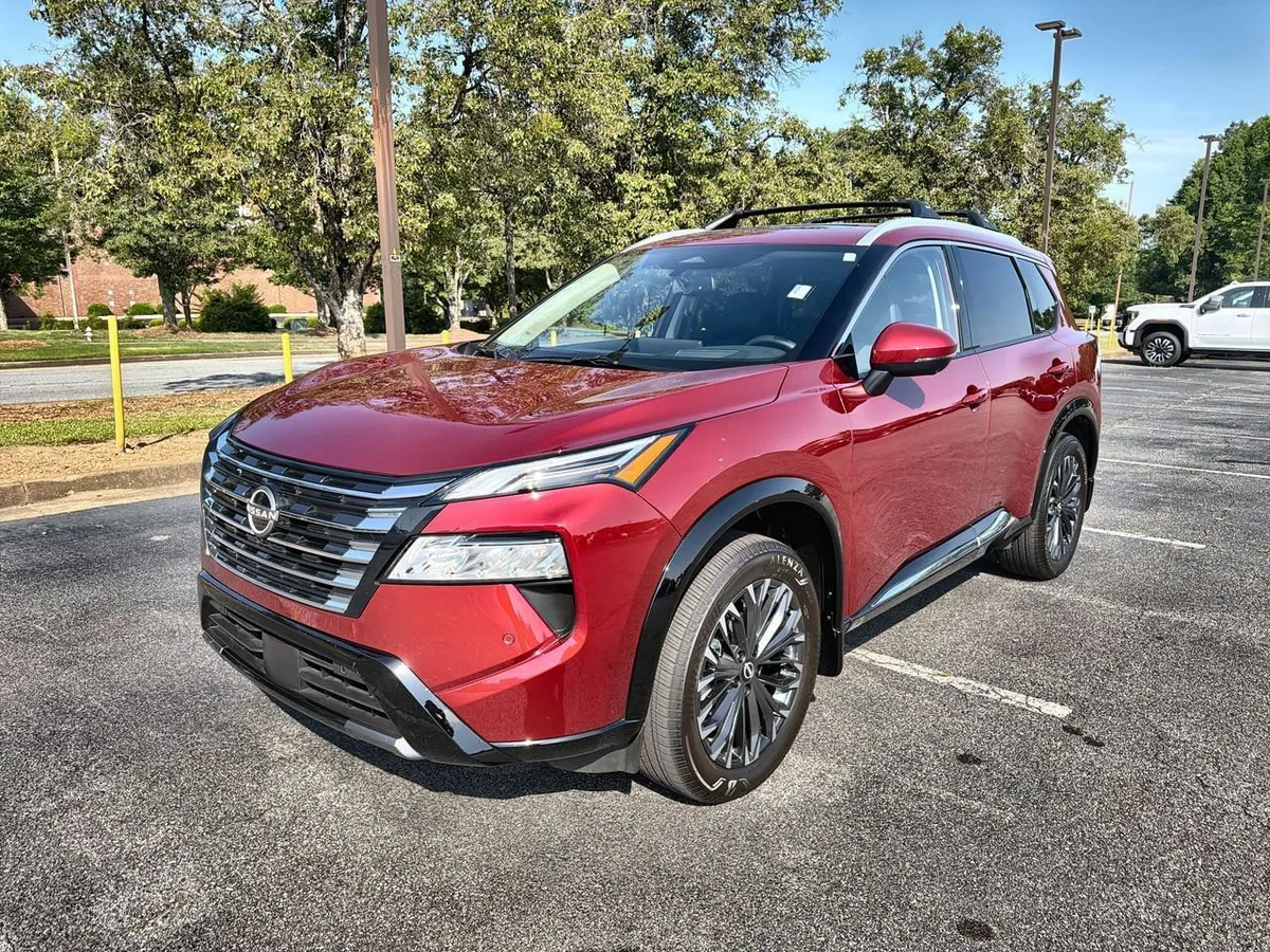 2025 Nissan Rogue Platinum FWD thumbnail 4