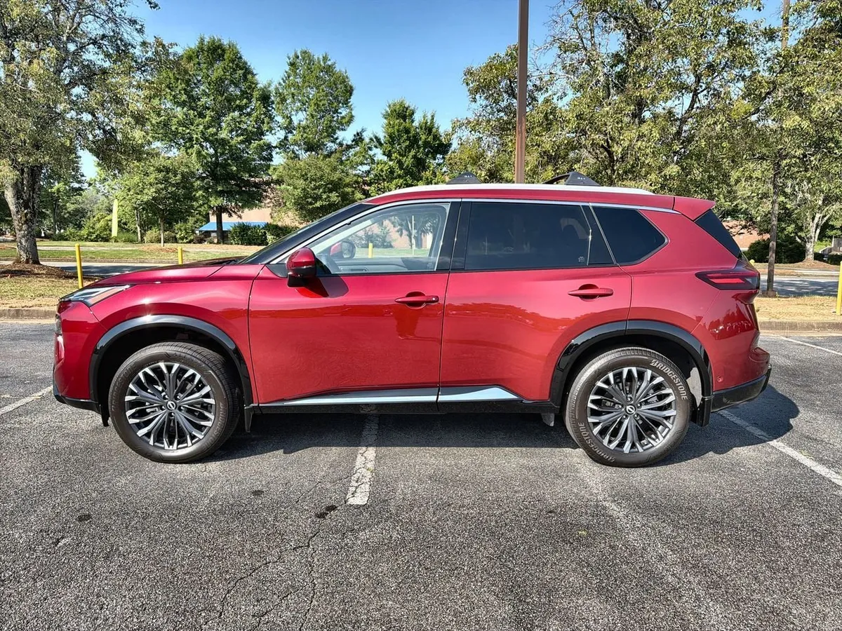 2025 Nissan Rogue Platinum FWD thumbnail 5