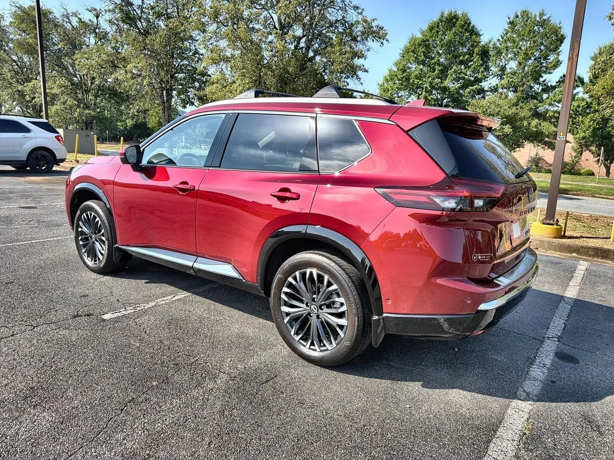2025 Nissan Rogue Platinum FWD thumbnail 6