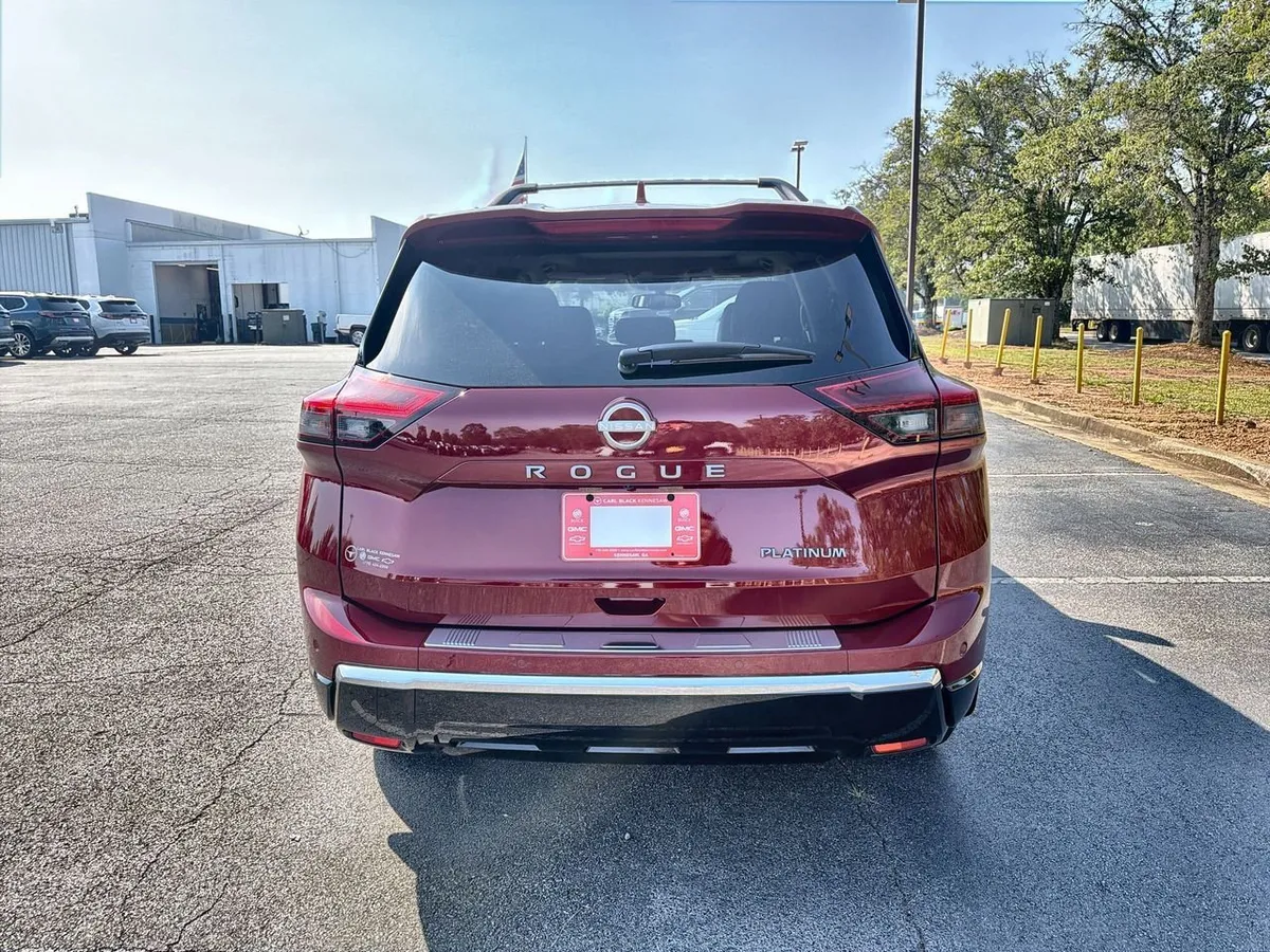 2025 Nissan Rogue Platinum FWD thumbnail 7